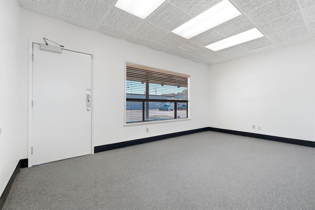 Image 9 of property listing at 724 N Ben Maddox Way, Visalia, CA 93292