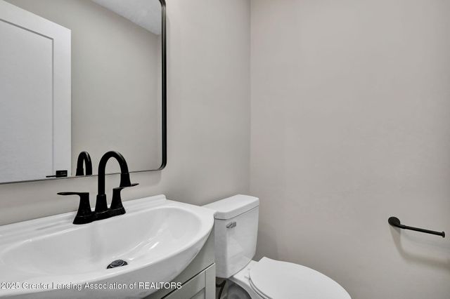 56 S Onondaga Road, Mason, MI 48854