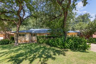 712 Oakwood Drive, Euless, TX 76040