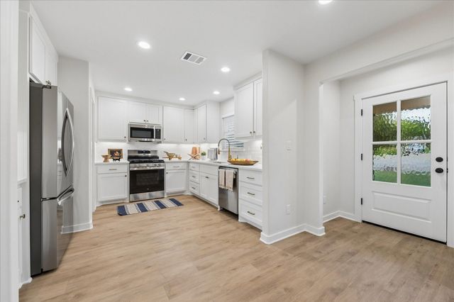 606 S Tesch Street, Bellville, TX 77418