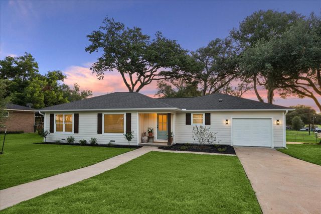 606 S Tesch Street, Bellville, TX 77418