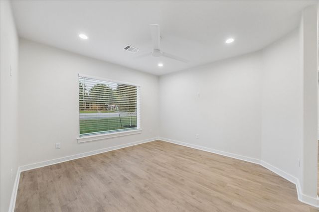 606 S Tesch Street, Bellville, TX 77418