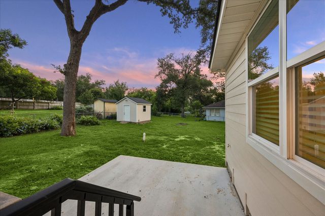 606 S Tesch Street, Bellville, TX 77418