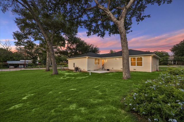 606 S Tesch Street, Bellville, TX 77418