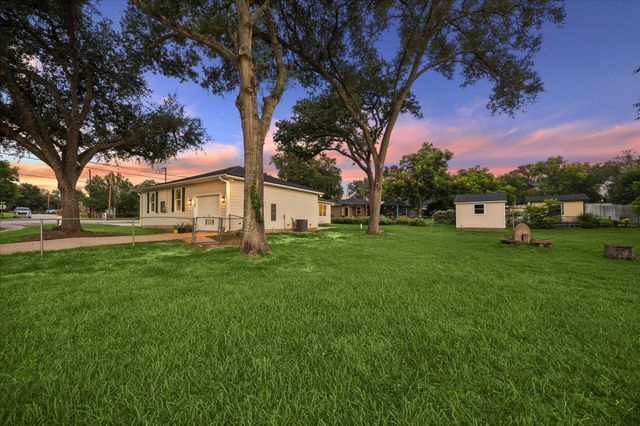 606 S Tesch Street, Bellville, TX 77418