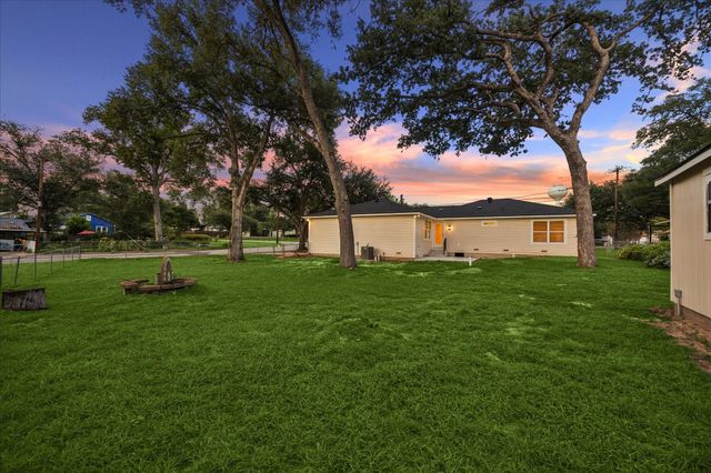 606 S Tesch Street, Bellville, TX 77418