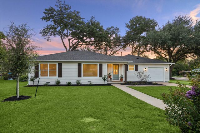 606 S Tesch Street, Bellville, TX 77418