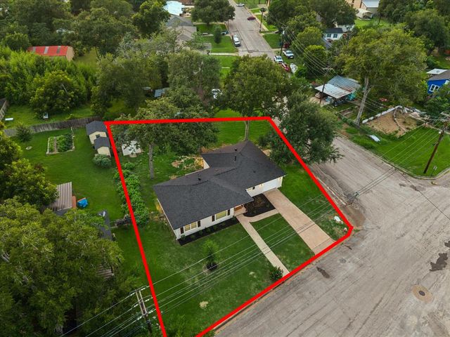 606 S Tesch Street, Bellville, TX 77418