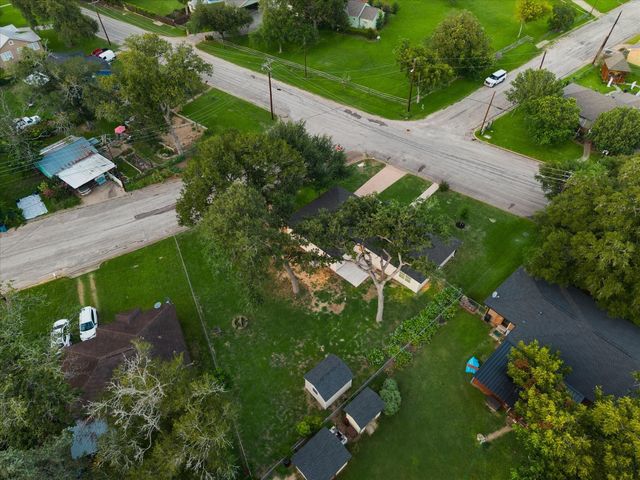 606 S Tesch Street, Bellville, TX 77418