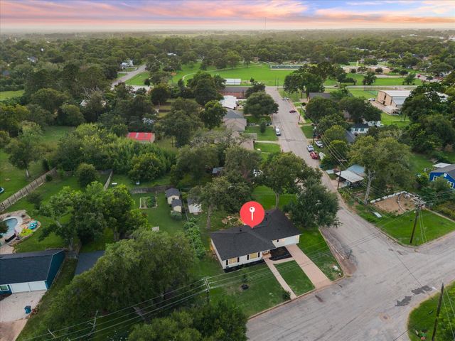 606 S Tesch Street, Bellville, TX 77418