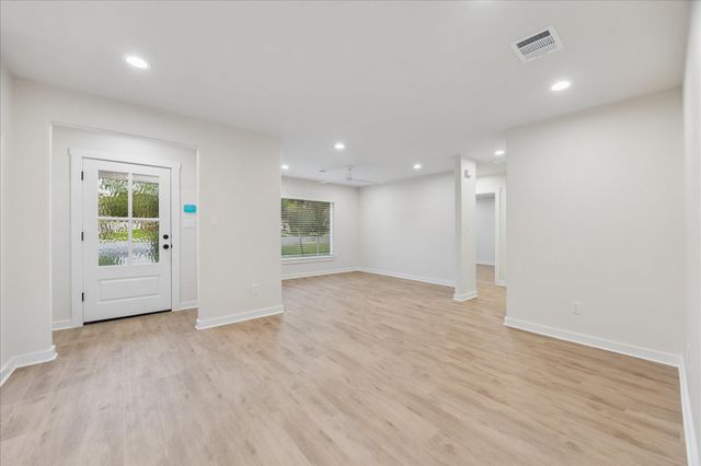 606 S Tesch Street, Bellville, TX 77418