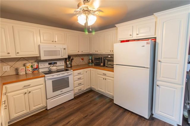4309 S Stonecrest Circle, St Joseph, MO 64506