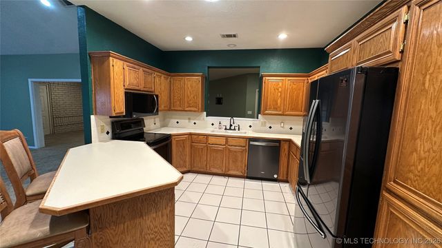 1507 Southern Hills Dr, Ardmore, OK 73401