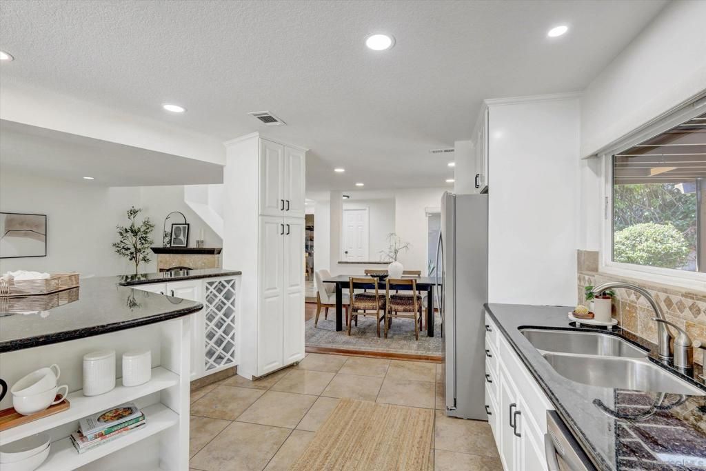 Image 8 of property listing at 4004 Carmel Springs, San Diego, CA 92130