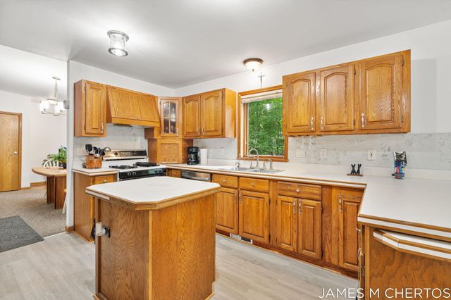 5621 Pine Island Drive NE, Comstock Park, MI 49321