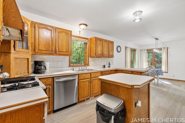 5621 Pine Island Drive NE, Comstock Park, MI 49321