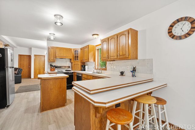 5621 Pine Island Drive NE, Comstock Park, MI 49321