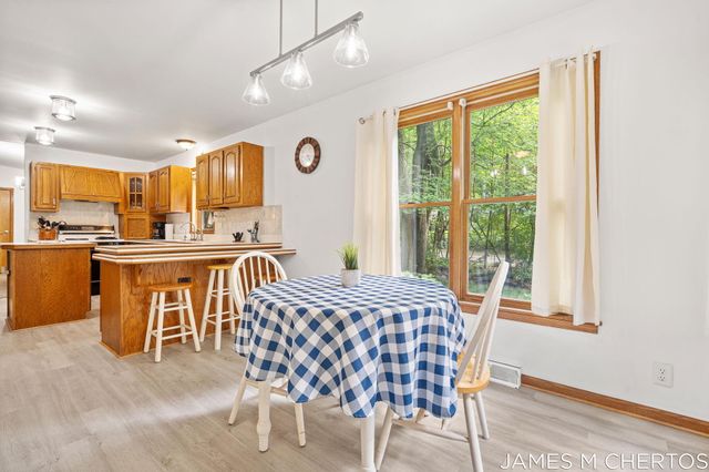 5621 Pine Island Drive NE, Comstock Park, MI 49321