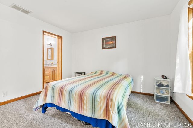 5621 Pine Island Drive NE, Comstock Park, MI 49321