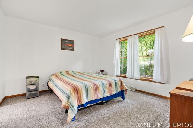 5621 Pine Island Drive NE, Comstock Park, MI 49321