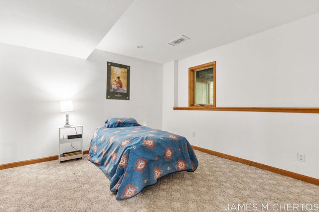 5621 Pine Island Drive NE, Comstock Park, MI 49321