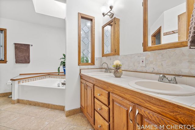 5621 Pine Island Drive NE, Comstock Park, MI 49321