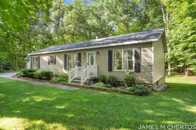 5621 Pine Island Drive NE, Comstock Park, MI 49321