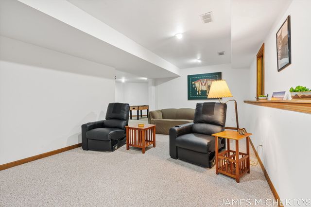 5621 Pine Island Drive NE, Comstock Park, MI 49321