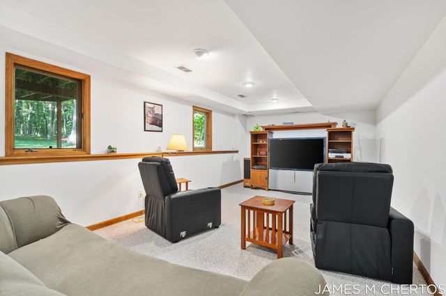 5621 Pine Island Drive NE, Comstock Park, MI 49321