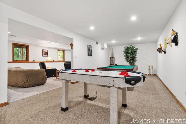 5621 Pine Island Drive NE, Comstock Park, MI 49321