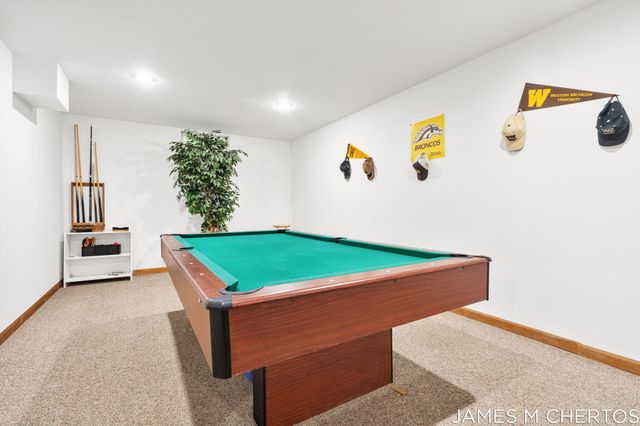 5621 Pine Island Drive NE, Comstock Park, MI 49321