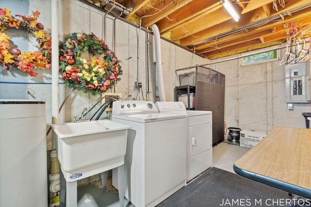 5621 Pine Island Drive NE, Comstock Park, MI 49321