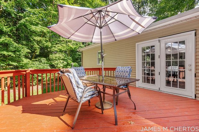 5621 Pine Island Drive NE, Comstock Park, MI 49321