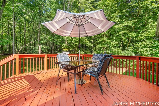 5621 Pine Island Drive NE, Comstock Park, MI 49321