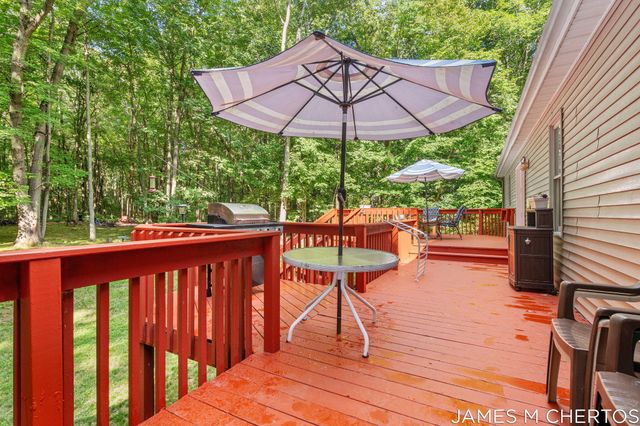 5621 Pine Island Drive NE, Comstock Park, MI 49321