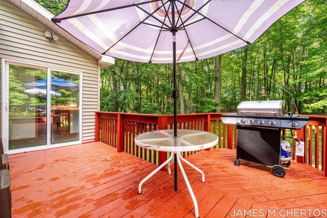 5621 Pine Island Drive NE, Comstock Park, MI 49321