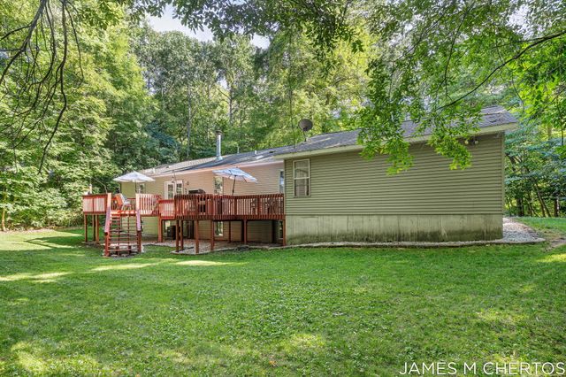 5621 Pine Island Drive NE, Comstock Park, MI 49321