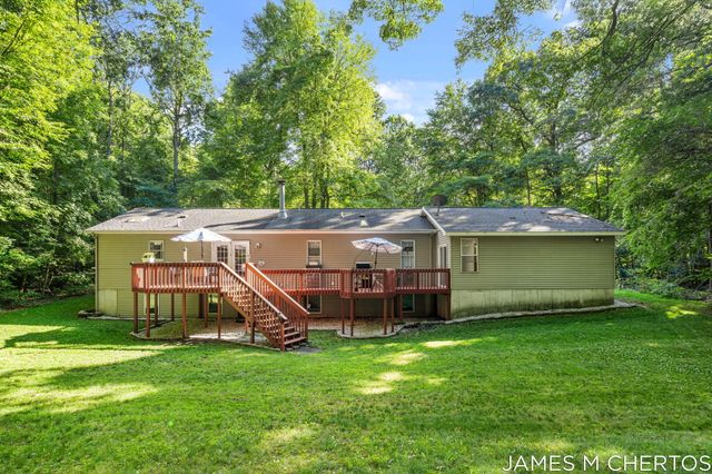 5621 Pine Island Drive NE, Comstock Park, MI 49321