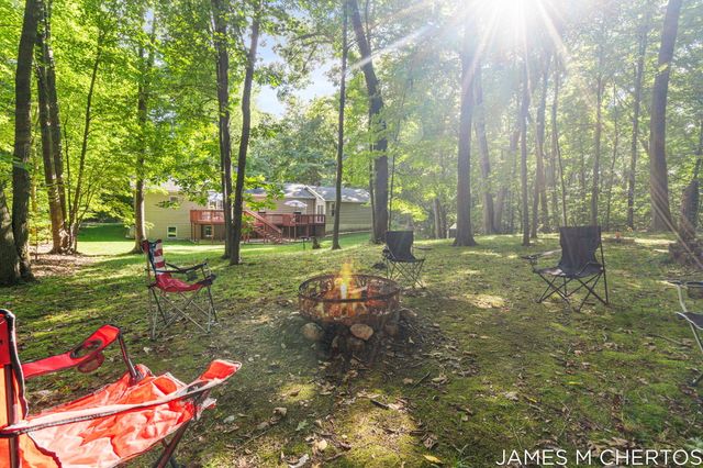 5621 Pine Island Drive NE, Comstock Park, MI 49321