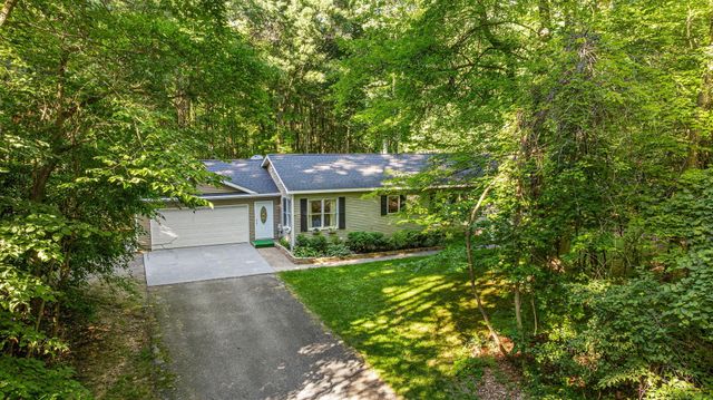 5621 Pine Island Drive NE, Comstock Park, MI 49321