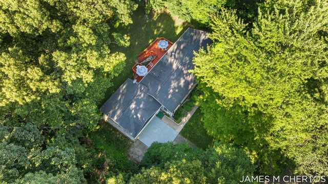 5621 Pine Island Drive NE, Comstock Park, MI 49321