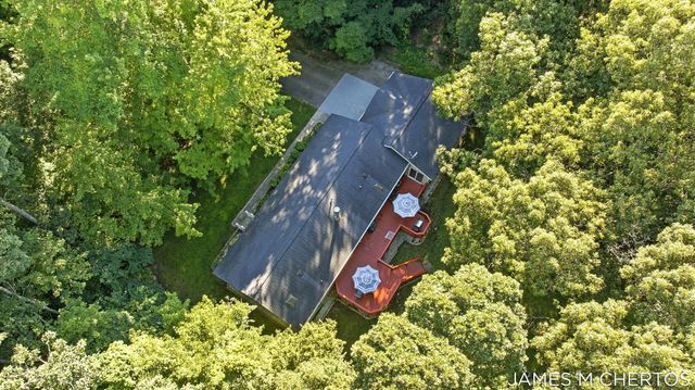 5621 Pine Island Drive NE, Comstock Park, MI 49321