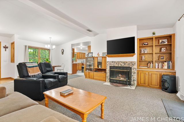 5621 Pine Island Drive NE, Comstock Park, MI 49321