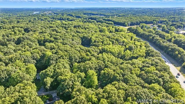 5621 Pine Island Drive NE, Comstock Park, MI 49321