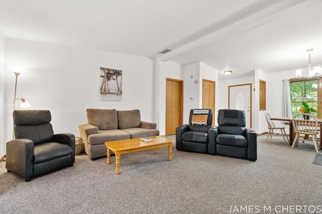 5621 Pine Island Drive NE, Comstock Park, MI 49321