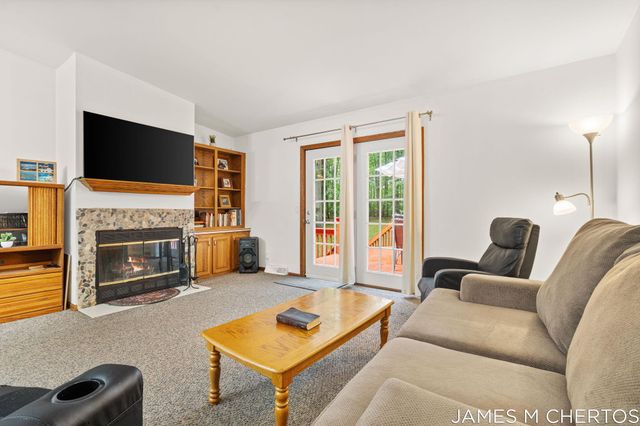 5621 Pine Island Drive NE, Comstock Park, MI 49321