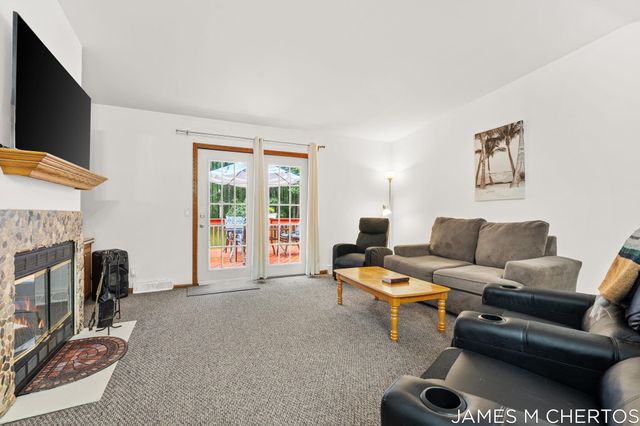 5621 Pine Island Drive NE, Comstock Park, MI 49321