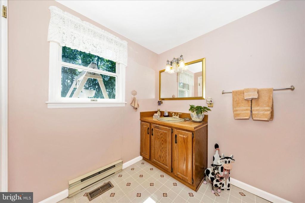 Image 18 of property listing at 1149 MARTHAS CT E, Knoxville, MD 21758