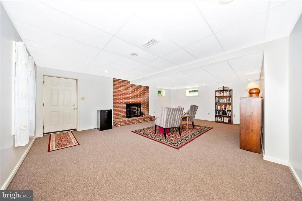 Image 32 of property listing at 1149 MARTHAS CT E, Knoxville, MD 21758