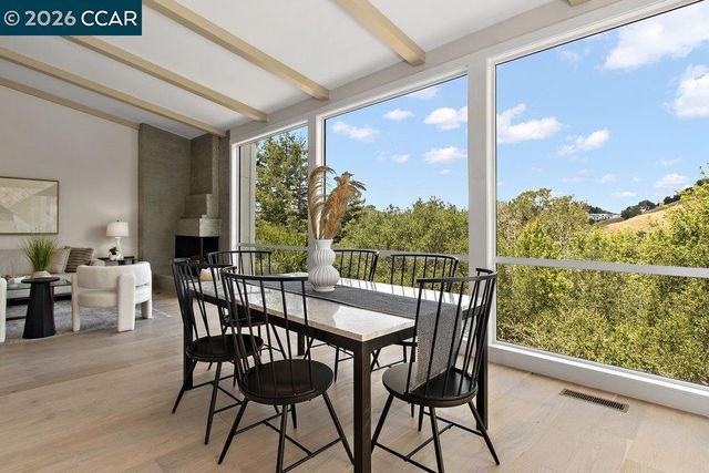 16 Sunnyside Ct, Orinda, CA 94563